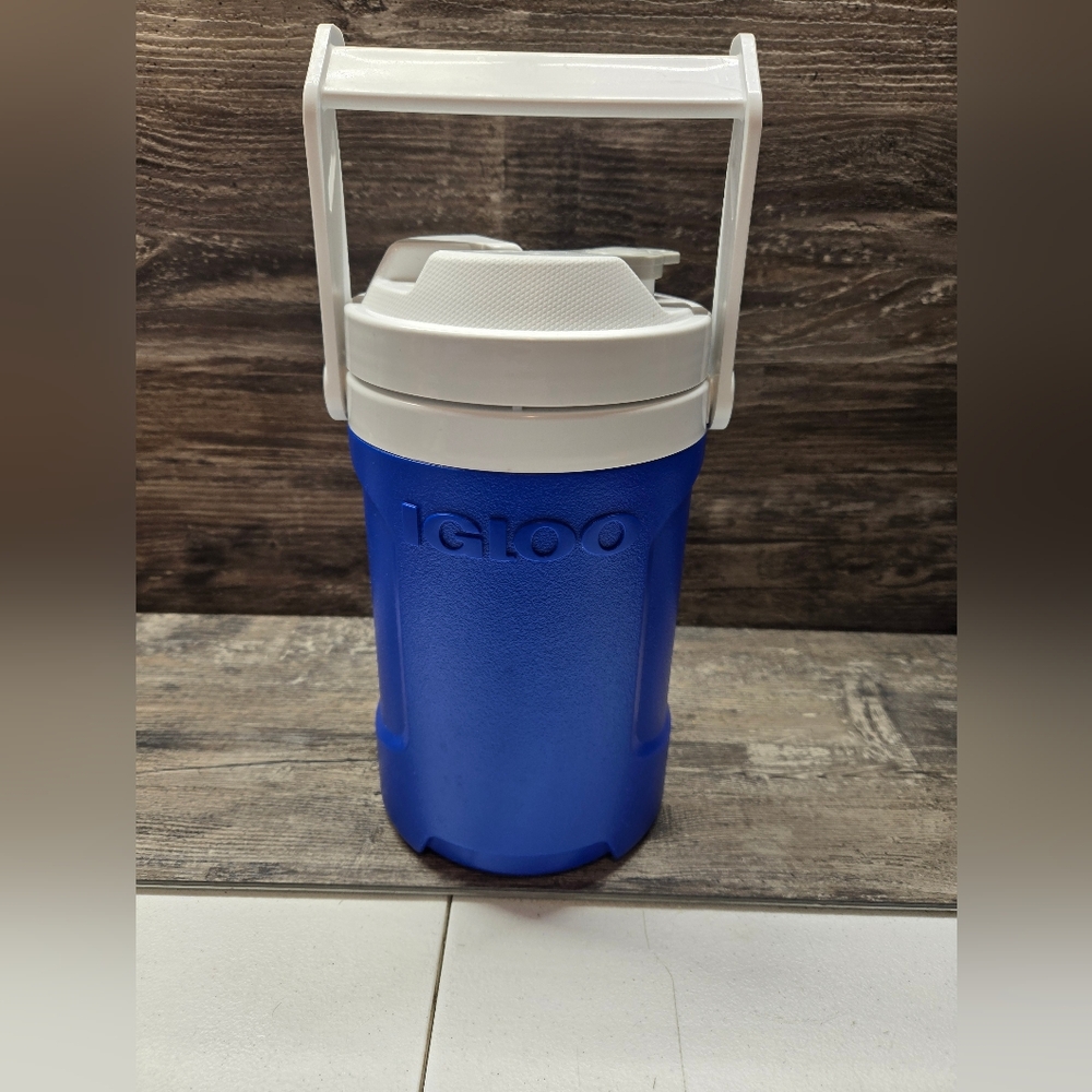 IGLOO Sport Jug With Hanging Links, Blue & White, 1/2-Gallon New